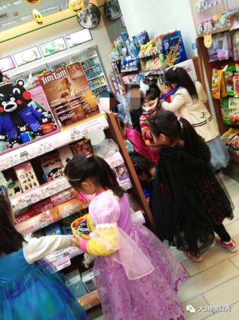 便利店店员归还失物