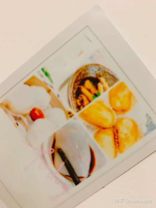 拍立得相机与刚打印出的照片