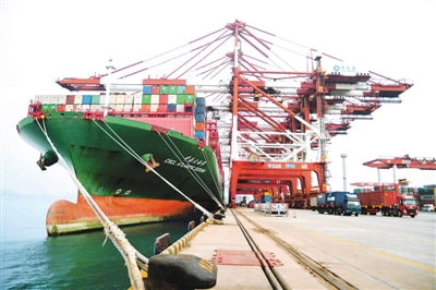 中国港口繁忙的货轮装卸场景