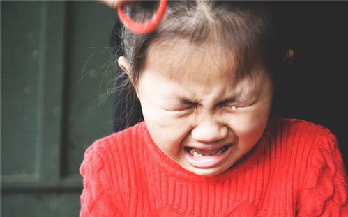 家长抱着孩子在医院哭泣