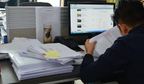 办公室内女生收到语音时紧张表情特写