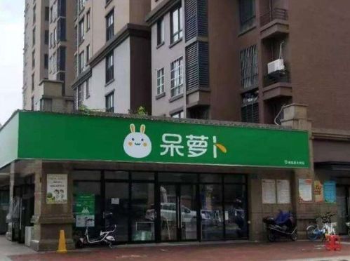 拼多多驿站社区门口实景图<p>据不完全统计，仅今年一季度，拼多多在全国新增的驿站数量就超过5000个，其中大部分集中在二三线城市和县域市场。这种快速铺点的背后，是平台对下沉市场的深度渗透。</p><h3>【动机】为什么是现在？为什么是驿站？</h3><p>其实早在去年底，拼多多就开始试水“中转费减免”政策，针对西藏、甘肃、宁夏、内蒙古等地配送商品产生的物流中转费由平台全额承担。这一举措不仅解决了偏远地区“不包邮”的痛点，也让商家更愿意入驻拼多多。</p><blockquote cite=