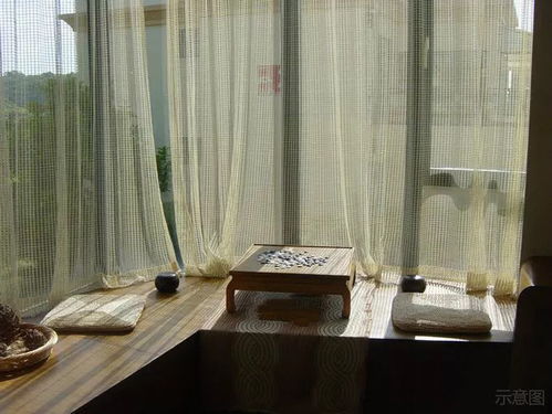 阳光洒落窗台前一本打开的笔记本