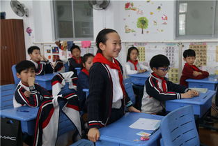 教室里学生专注听课场景
