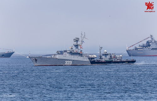 中国海军焦作舰参加俄罗斯海军节阅兵