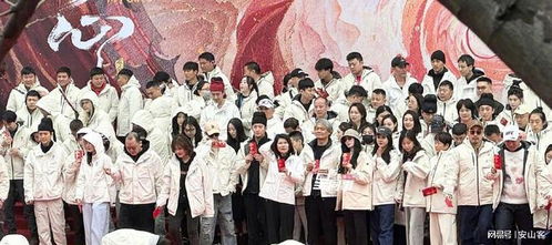 何超莲与家人庆祝母亲生日