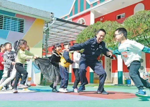 丁真在校园里与孩子们互动照片