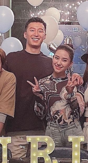 何超莲甜蜜庆生，窦骁现身力破婚变传闻！