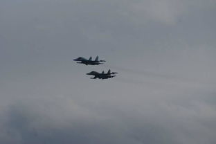 战斗机编队低空飞越莫斯科红场