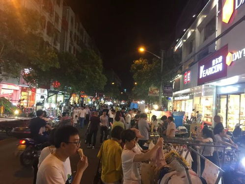 夜市灯光下人们开心聊天