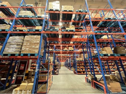 跨境电商仓库内景图