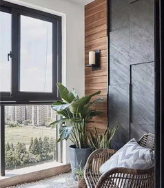 一位女性坐在阳台喝茶看窗外风景