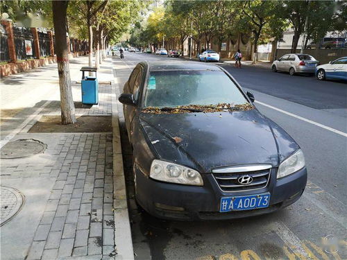 一辆停放在路边的旧轿车<p>结果那次还车之后，押金迟迟没退，我也没太在意，觉得可能流程慢点，或者平台忘记处理了。后来换了城市生活，也把这事儿忘了。</p><p>可就在上个月，我突然发现银行卡里莫名其妙被扣了1100元！一开始我还以为是诈骗，赶紧打银行客服电话查账单。结果一查才发现，这笔钱是被当年那家租车公司扣除的，理由居然是“车辆损耗赔偿”。</p><p>问题是——我已经五年没碰过那辆车了！而且车子早就还回去了，怎么还会出现所谓的“损耗”？</p><h2 id=