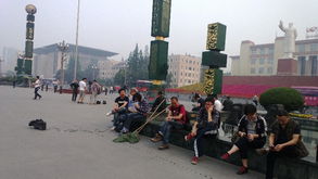 梵蒂冈广场人群聚集等待消息