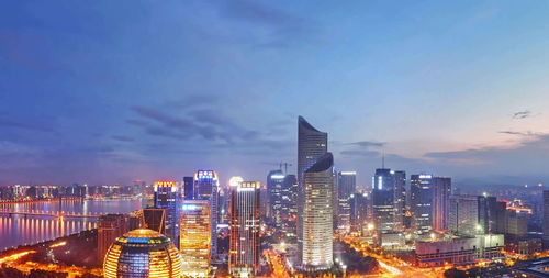 两人站在城市高楼俯瞰远方