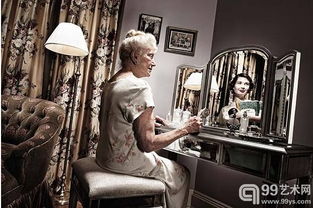 一个年轻人站在镜子前自我警醒