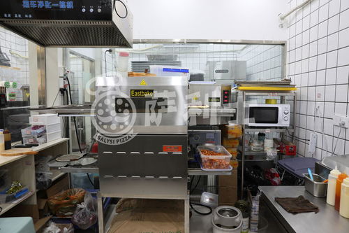 窑炉披萨正在烤制中