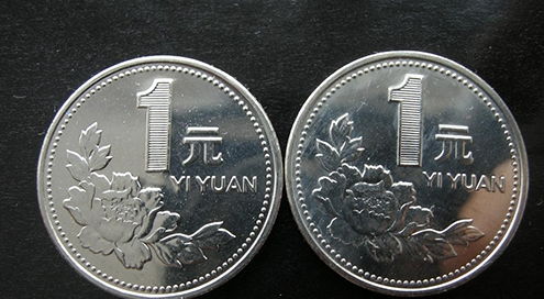 一个人手握一枚硬币沉思