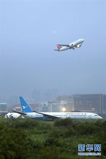 厦航飞机停在机场跑道上