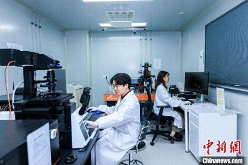 张林峰博士在实验室指导学生