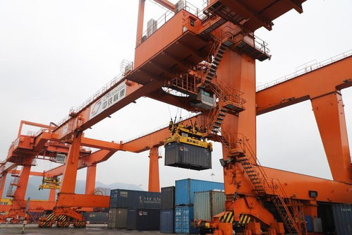 龙门吊正在自动识别集装箱编号