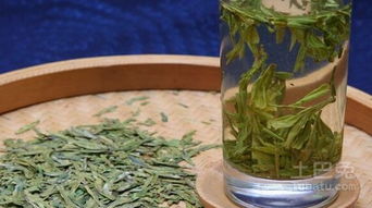 茶叙现场桌上的龙井茶和中式点心