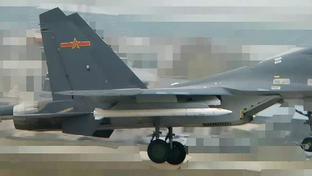 PL-15E导弹挂载在歼-20战机上