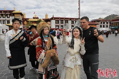 年轻人手持撕拉片合影留念