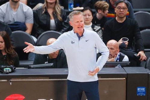 勇士主教练科尔在场边指挥