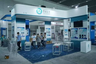 展位前洽谈合作的中外商人