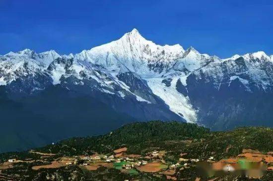 香格里拉清晨雪山下的静谧村庄