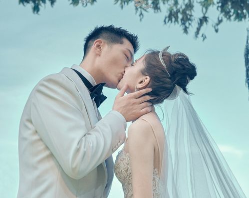 豪门媳妇何超莲晒生日照再引猜测，窦骁缺席成焦点