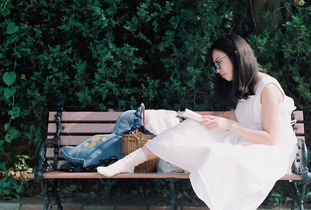 夕阳下独自一人坐在长椅上看书