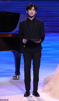 易烊千玺在戛纳电影节后台接受采访