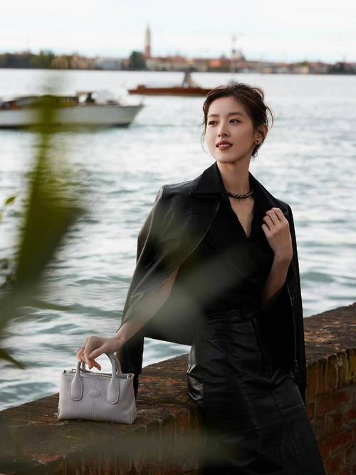 章泽天素颜怼脸照曝光，32岁状态惊艳如少女！