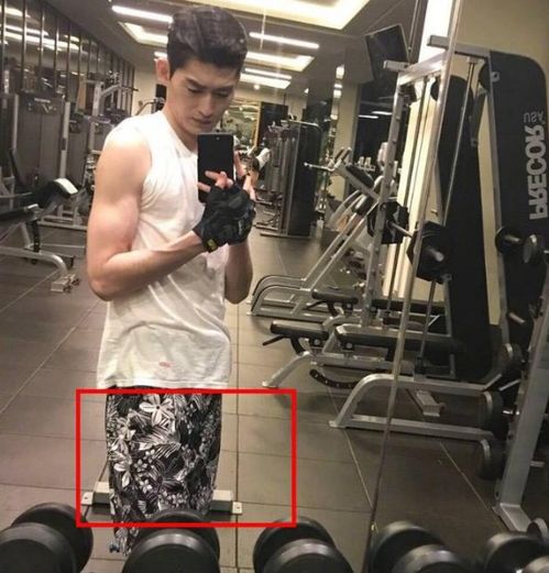 博主身穿当下流行的印花长裤，坐在桌前展示她的工作成果