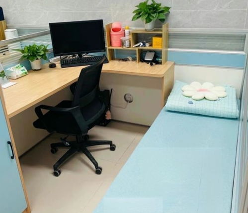 一个人站在办公桌前看着窗外沉思未来的工作方式