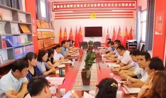 团队成员围坐一起热烈讨论项目