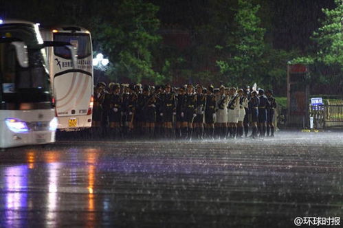 解放军仪仗队冒雨彩排