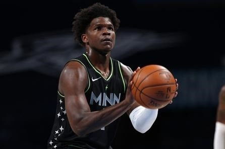 爱德华兹在比赛中突破防守