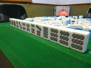 麻将桌上玩家互相偷瞄对方牌