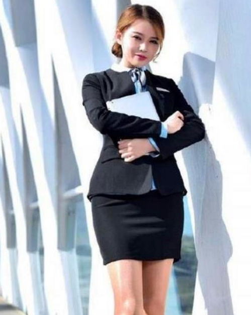 一位女性穿着职业装站在会议室前