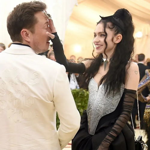 马斯克与女友Grimes合影