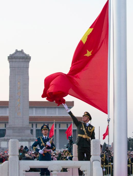 天安门广场升旗仪式现场人群观看