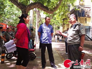 执法人员与摊贩对话现场图片