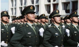 中国仪仗队在红场正步前进