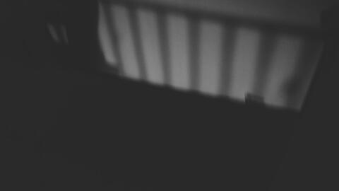 一个人站在雨中,抬头仰望天空