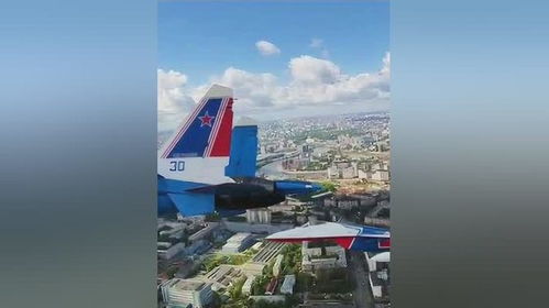 战机编队飞越红场上空