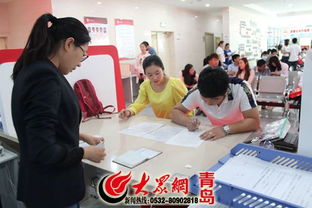 民政局工作人员正在为新人办理手续