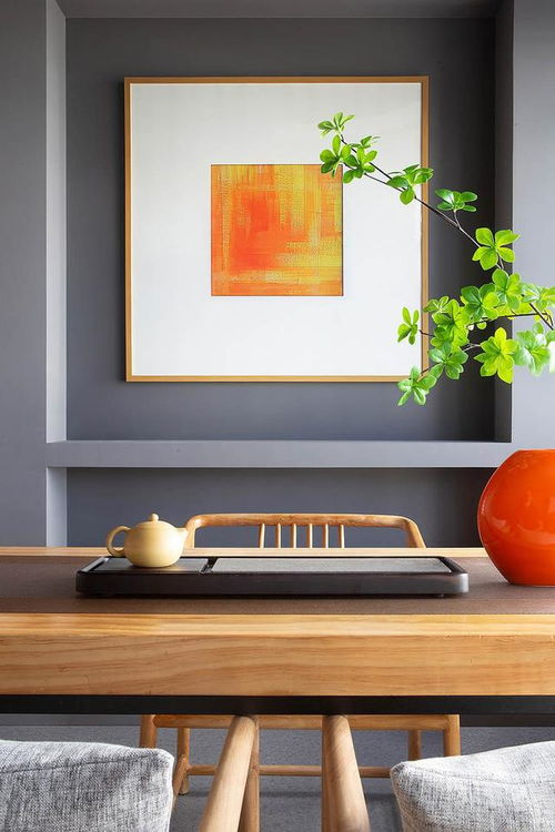 阳光洒落在桌面的笔记本上